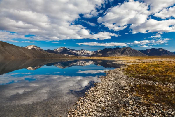 Reflectie in bergmeer, Tsjoekotka, Rusland — Stockfoto