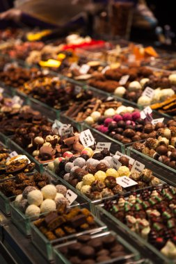 Çeşitli fındık, badem, şeker ve kuruyemiş pazarında