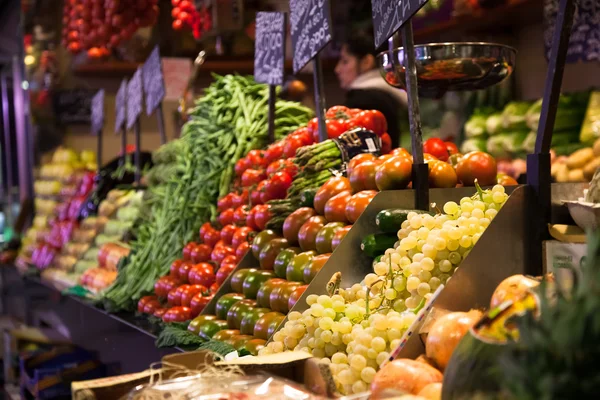 Groenten staan op de Boqueria markt in Barcelona — Stockfoto
