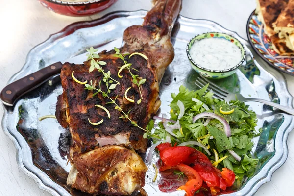 Ombro de cordeiro assado com salada e pimenta assada — Fotografia de Stock