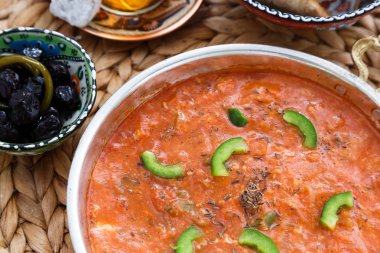 Menemen tavada yukarıdaki tablo yakından görmek