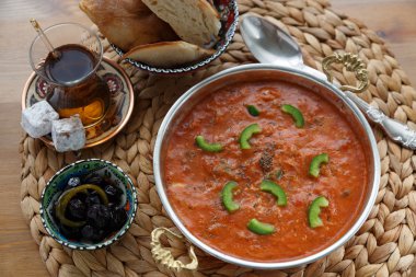 Shakshuka yumurta ile bir döküm bakır tavada domates.