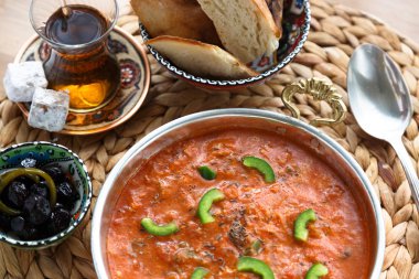 Shakshuka yumurta ile bir döküm bakır tavada domates.