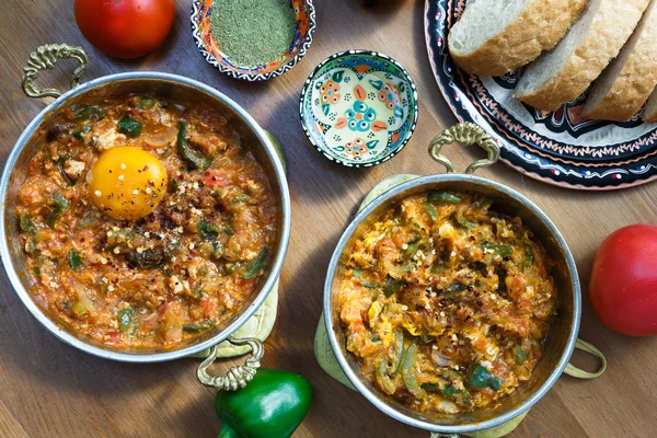 Menemen Türk kahvaltı yemek yumurta, domates ve biber tavada