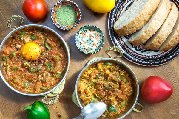 Menemen Türk kahvaltı yemek yumurta, domates ve biber tavada — Stok fotoğraf