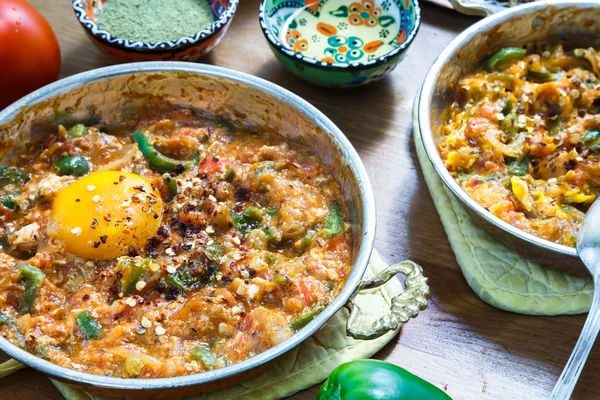 Turkish food Menemen in copper pan — Stock Photo, Image