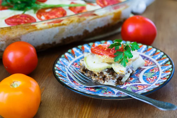 Moussaka diner op geschilderde plaat, sluiten — Stockfoto