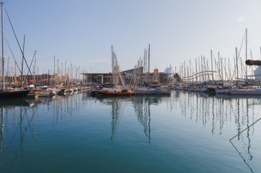 Barcelona bağlantı noktası görünümü ile birçok Yatlar. Port Barcelona, İspanya.