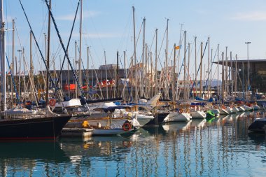 Barcelona bağlantı noktası görünümü ile birçok Yatlar. Port Barcelona, İspanya