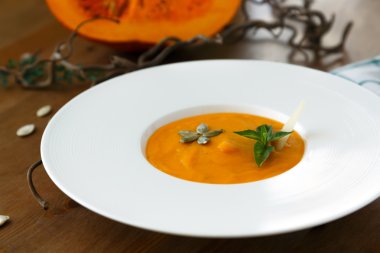 Bir tabak portre balkabağı çorbası