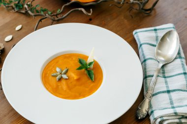 Beyaz modern plaka, diyet sebze balkabağı çorbası