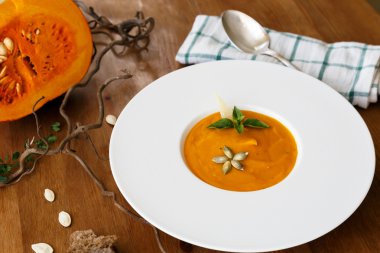 Kabak kremalı çorba fesleğen yaprağı