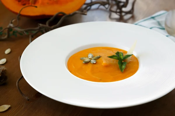 Homemade creamy pumpkin soup on table with autumn decorations. — Stock Photo, Image