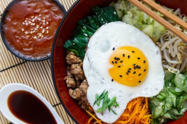 Kore mutfağı, Bibimbap bir kil pot bambu üzerinde sığır eti
