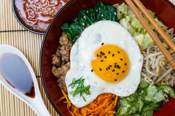 Kore mutfağı, Bibimbap ahşap masa üzerinde bir kase tencerede et