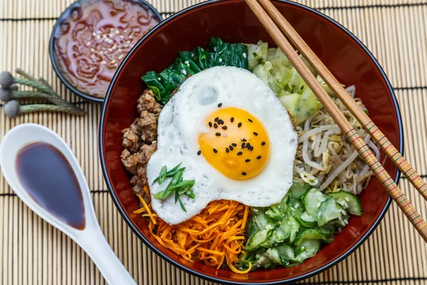 Bibimbap en un tazón, plato coreano vista superior — Foto de Stock