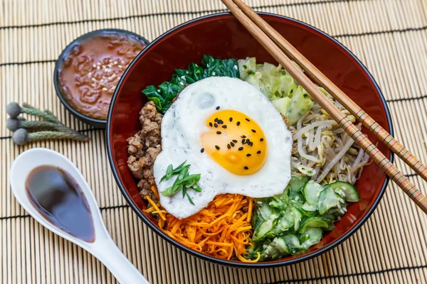 Bibimbap bir kase bambu mat, Kore yemek