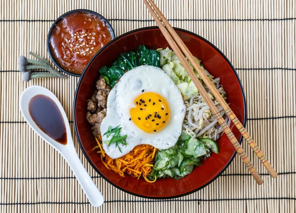 Bibimbap bir kapta, üstten Kore yemek.
