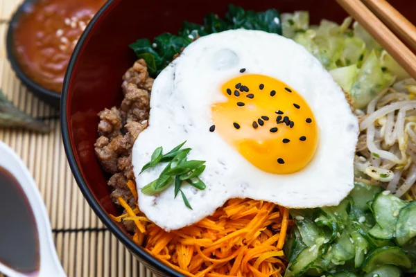 Cuisine coréenne, boeuf Bibimbap dans un pot en argile sur table en bois — Photo