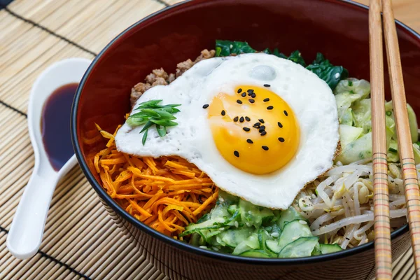 Pibimbap, korejský pokrm closeup — Stock fotografie