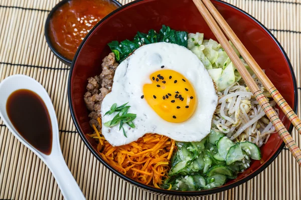 Cuisine coréenne, boeuf Bibimbap dans un bol rouge — Photo