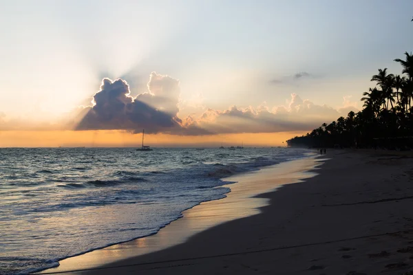 Salida del sol sobre el océano Atlántico, Playa Bavaro, República Dominicana — Foto de Stock