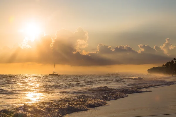 Amanecer dorado sobre el océano con barco solo en República Dominicana — Foto de Stock