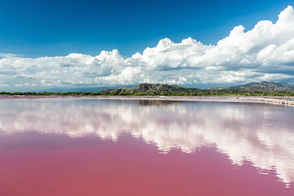 Hory za růžové vody slané jezero v Dominikánské republice — Stock fotografie