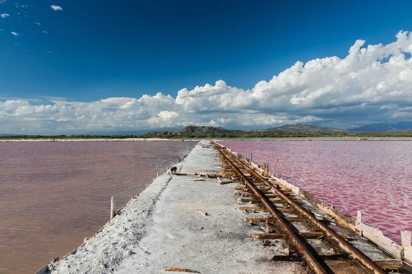 Porta de entrada entre os lagos na produção de sal — Fotografia de Stock