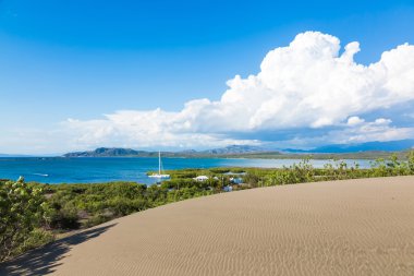 Dune batımında sahilde