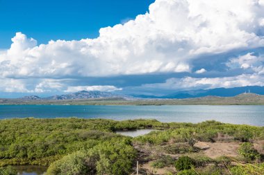 Panoramik görünüm Karayip kıyılarında ve dağlar