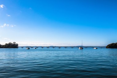 Denizin üzerinde uzun bir köprü