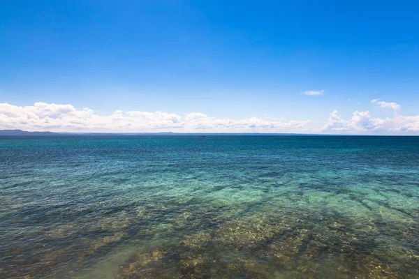 Céu perfeito e água do oceano — Fotografia de Stock