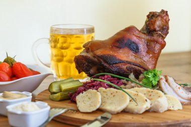 Pişmiş domuz şaft ve lahana turşusu closeup plaka ve bira tablo