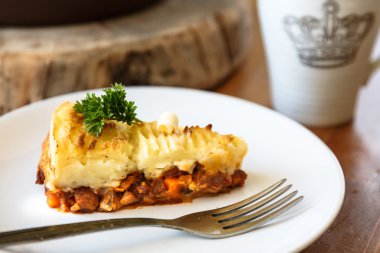Kıyılmış et ile İrlandalı pasta pişmiş