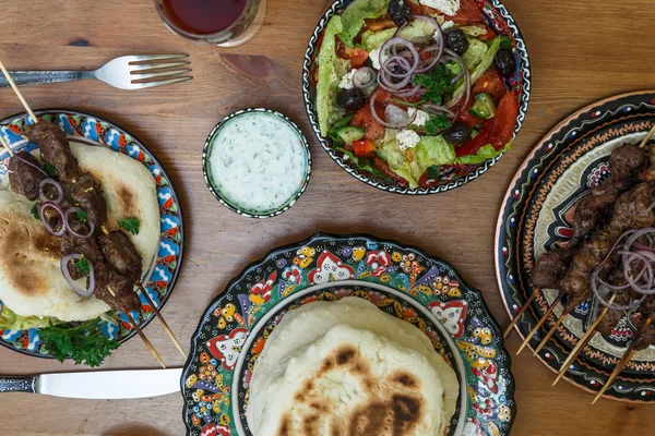 Souvlaki oder Kebab, Fleischspieß mit Fladenbrot und frischem Gemüse — Stockfoto