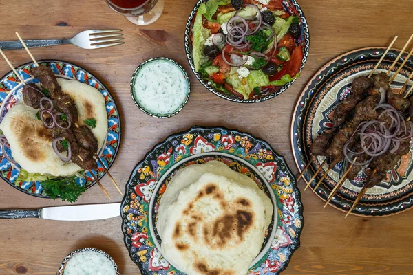 Souvlaki ou kebab, brochette de viande avec pain pita et légumes frais — Photo