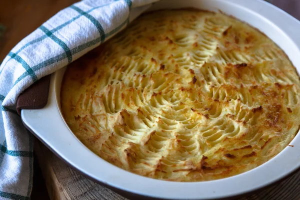 Homade Shepherds Pie in caserole dish — Fotografie, imagine de stoc