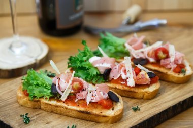 Baget üzerinde tapas ekmek - İspanyolca tapas seçkisi ile hizmet.