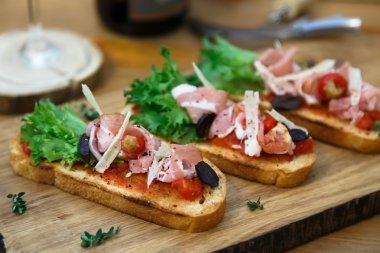 tütsülenmiş jambon ve peynir ile kızarmış ekmek dilimi