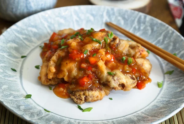 Cerdo agridulce y arroz en plato con palillos, cocina china —  Fotos de Stock