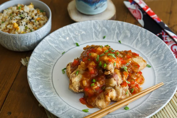 Porc aigre-doux et riz sur assiette avec baguettes, cuisine chinoise — Photo