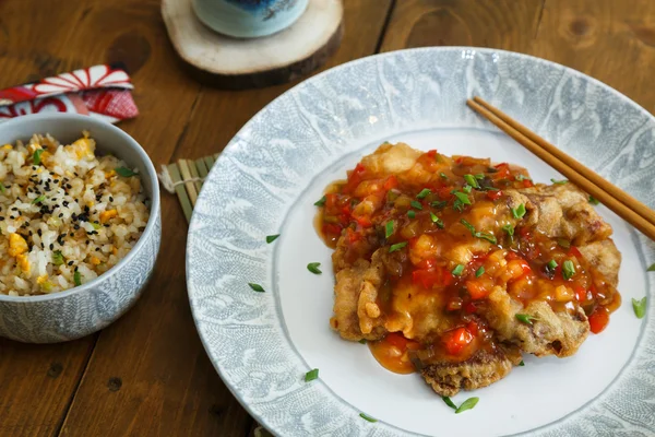 Pollo agridulce con arroz en un plato —  Fotos de Stock