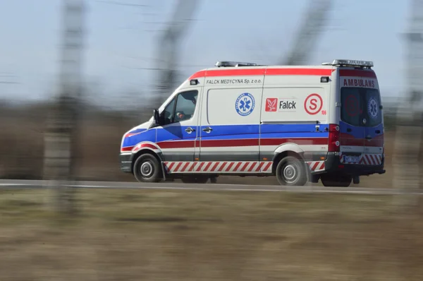 Yardım için sinyal üzerinde acele Acil Ambulans