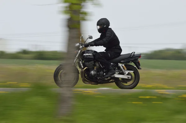 Suzuki Bandit 1250 moto na estrada — Fotografia de Stock