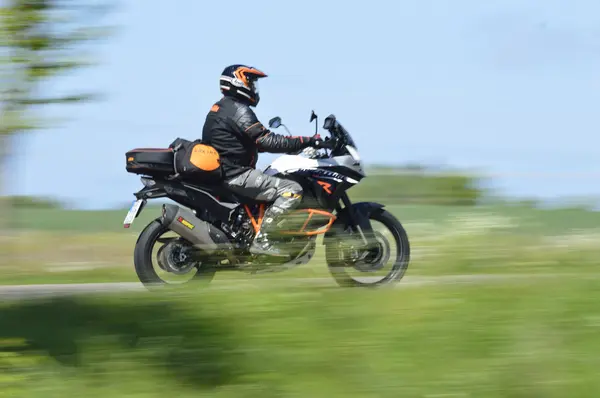 Moto na estrada — Fotografia de Stock