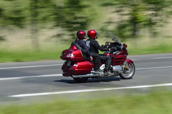 本田金翼摩托车在路上 — 图库照片