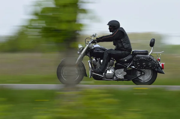 Harley davidson moto na estrada — Fotografia de Stock