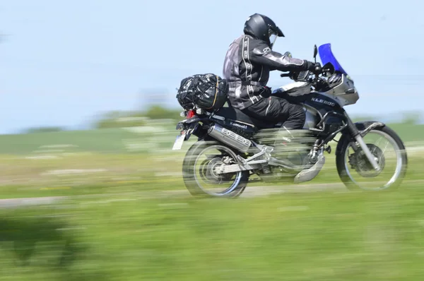 Kawasaki kle 500 μοτοσικλέτα στον δρόμο — Φωτογραφία Αρχείου