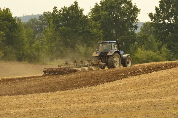 Trabajo en el arado de campo — Foto de Stock